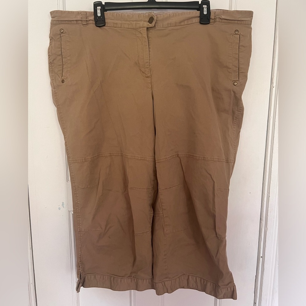Avenue Capri pants in khaki size 18